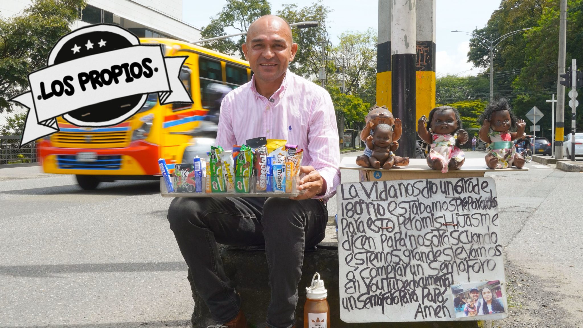 A las cuatro de la mañana, cuando la ciudad aún bosteza y el frío de Medellín abraza las esquinas, Román Humberto Sierra Carmona ya está en su puesto de batalla: un semáforo, ese escenario urbano donde se cruzan las historias que nadie ve. Ahí, donde el rojo detiene el tráfico, pero no su voluntad, Román se ha convertido en símbolo de resistencia, amor y fe.