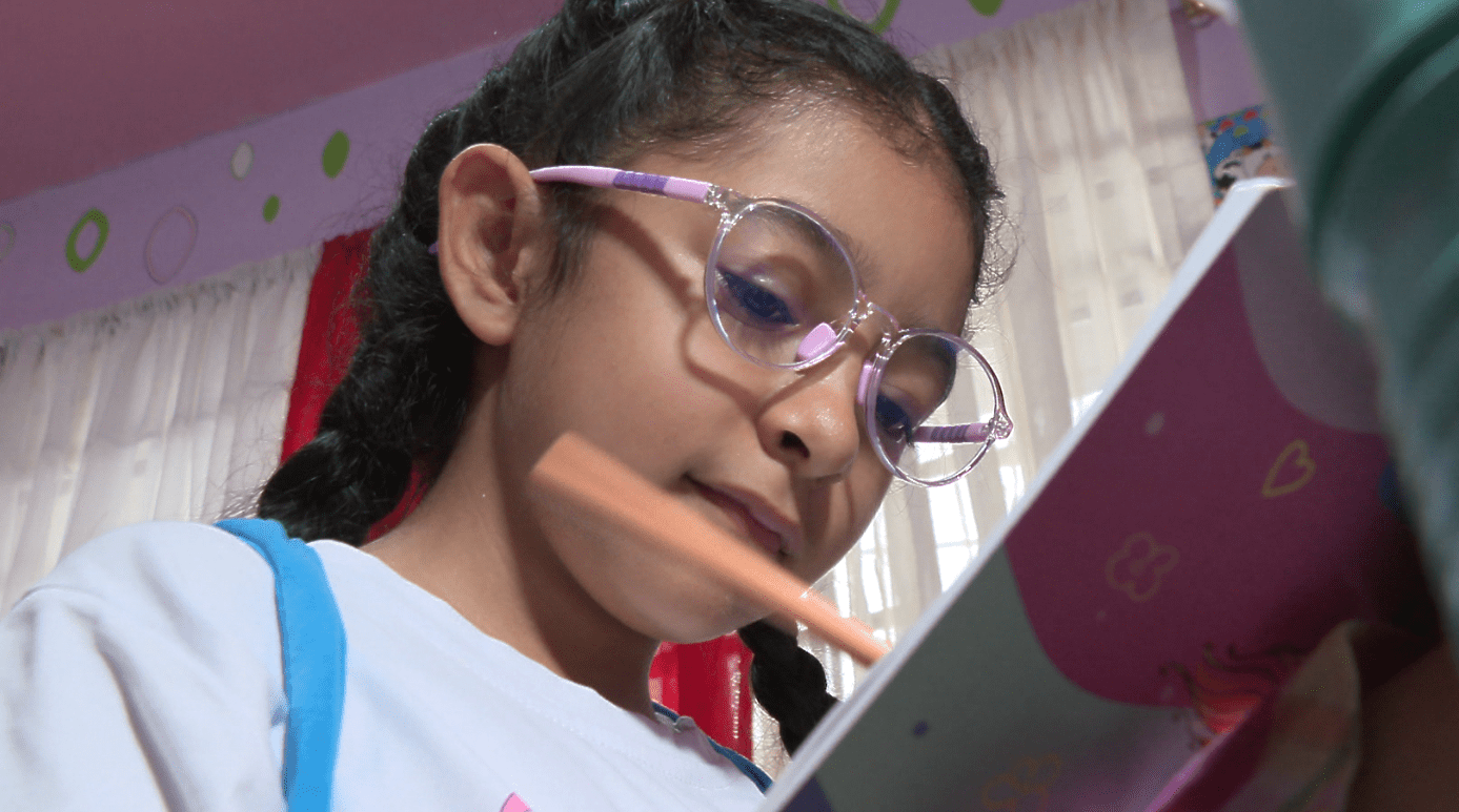 Salomé vende stickers para comprar un piano y darles clase a otros niños