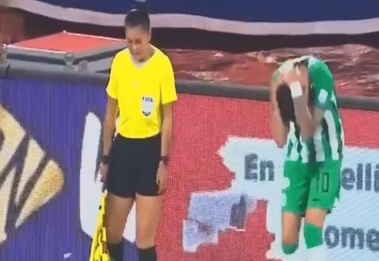 A jugador Pablo Cepellini de Nacional le habrían arrojado navaja desde la tribuna en el clásico paisa