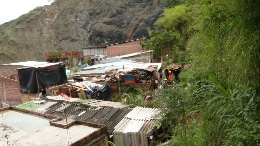 Se salvaron de quedar sepultados por un deslizamiento de tierra en el Popular 1
