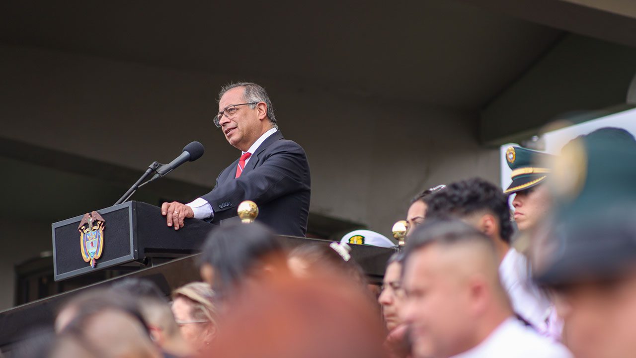 Tire y afloje entre Petro y Santos por acuerdo de paz y constituyente