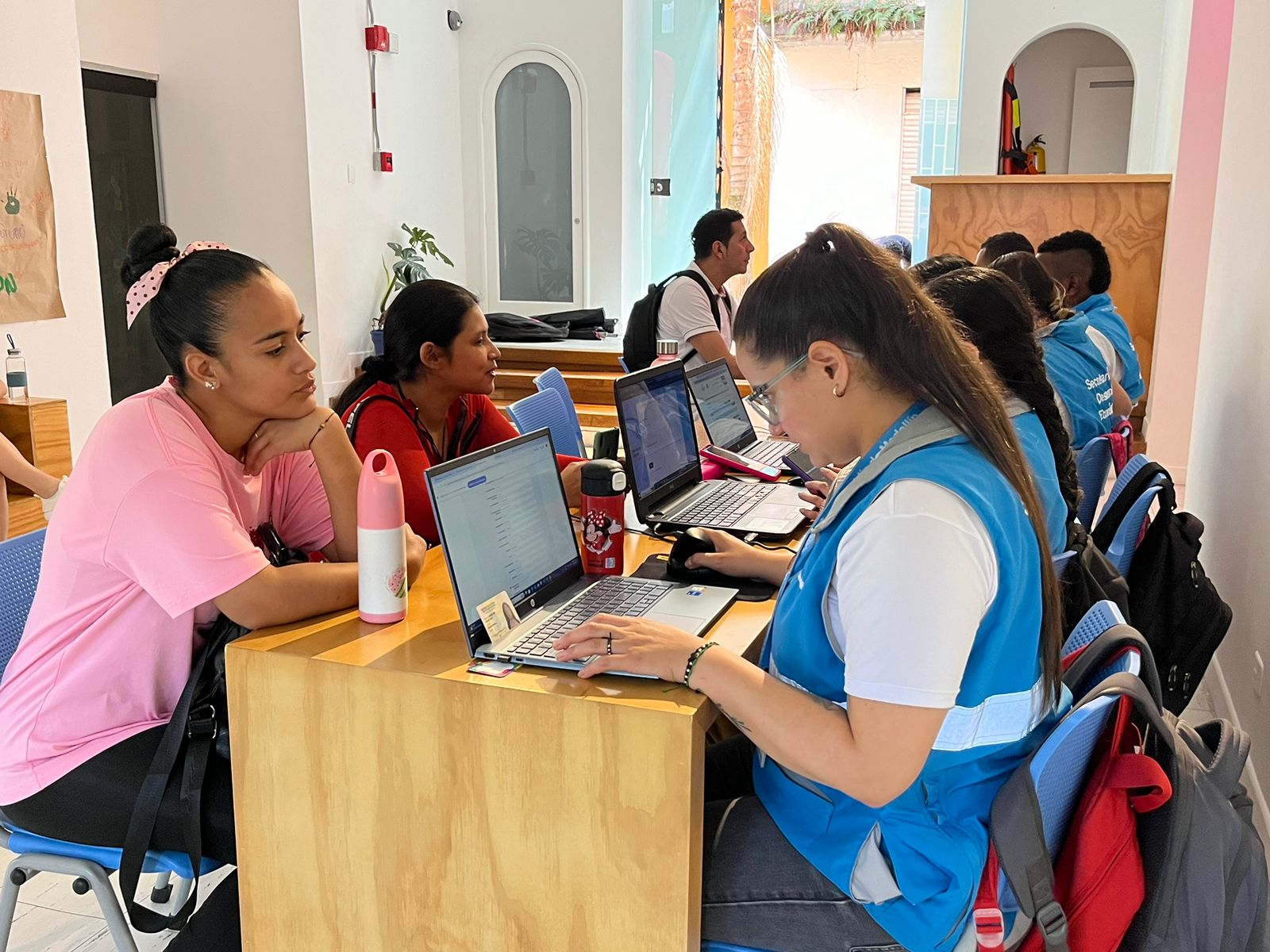Trabajo sí hay ofrecen 4.000 vacantes laborales para jóvenes con o sin experiencia