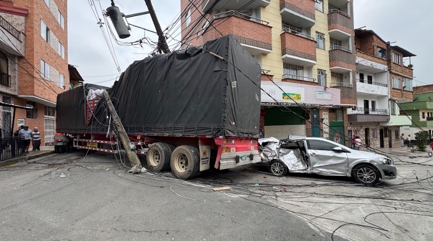 Tractocamión tumbó postes de energía y dejó cerca de 150 viviendas sin servicio
