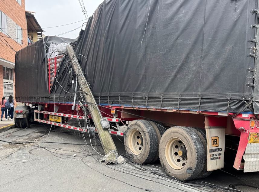 Tractocamión tumbó postes de energía y dejó cerca de 150 viviendas sin servicio
