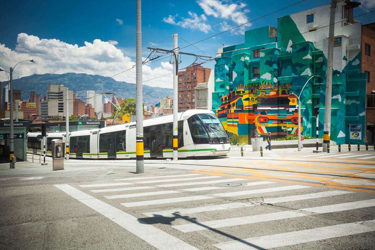 El Tranvía de Ayacucho, también conocido como Línea T del sistema Metro de Medellín, es una alternativa de movilidad sostenible y eficiente que conecta el centro con el oriente de la ciudad. Este moderno tranvía fue inaugurado oficialmente el 15 de octubre de 2015, pero su operación comercial comenzó el 31 de marzo de 2016.