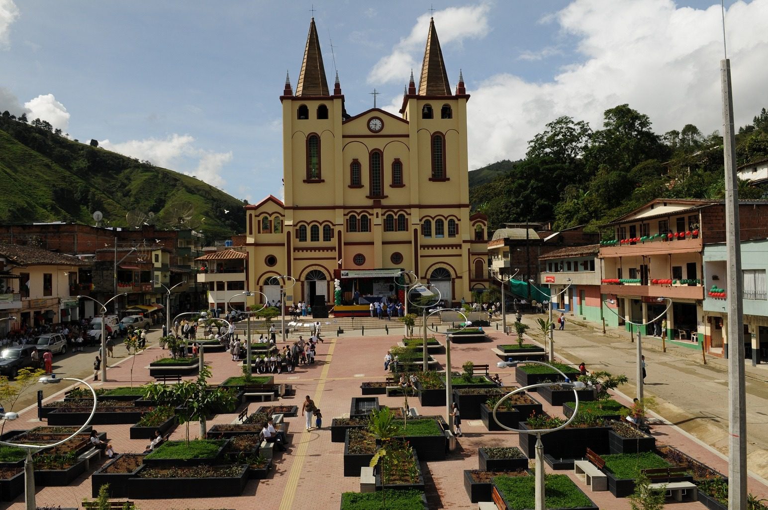 Tres policías fueron agredidos a machete tras intentar controlar una riña