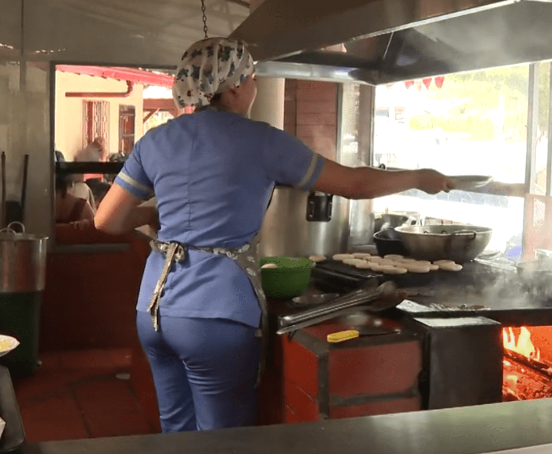 Turistas también disfrutan de la gastronomía en Santa Elena