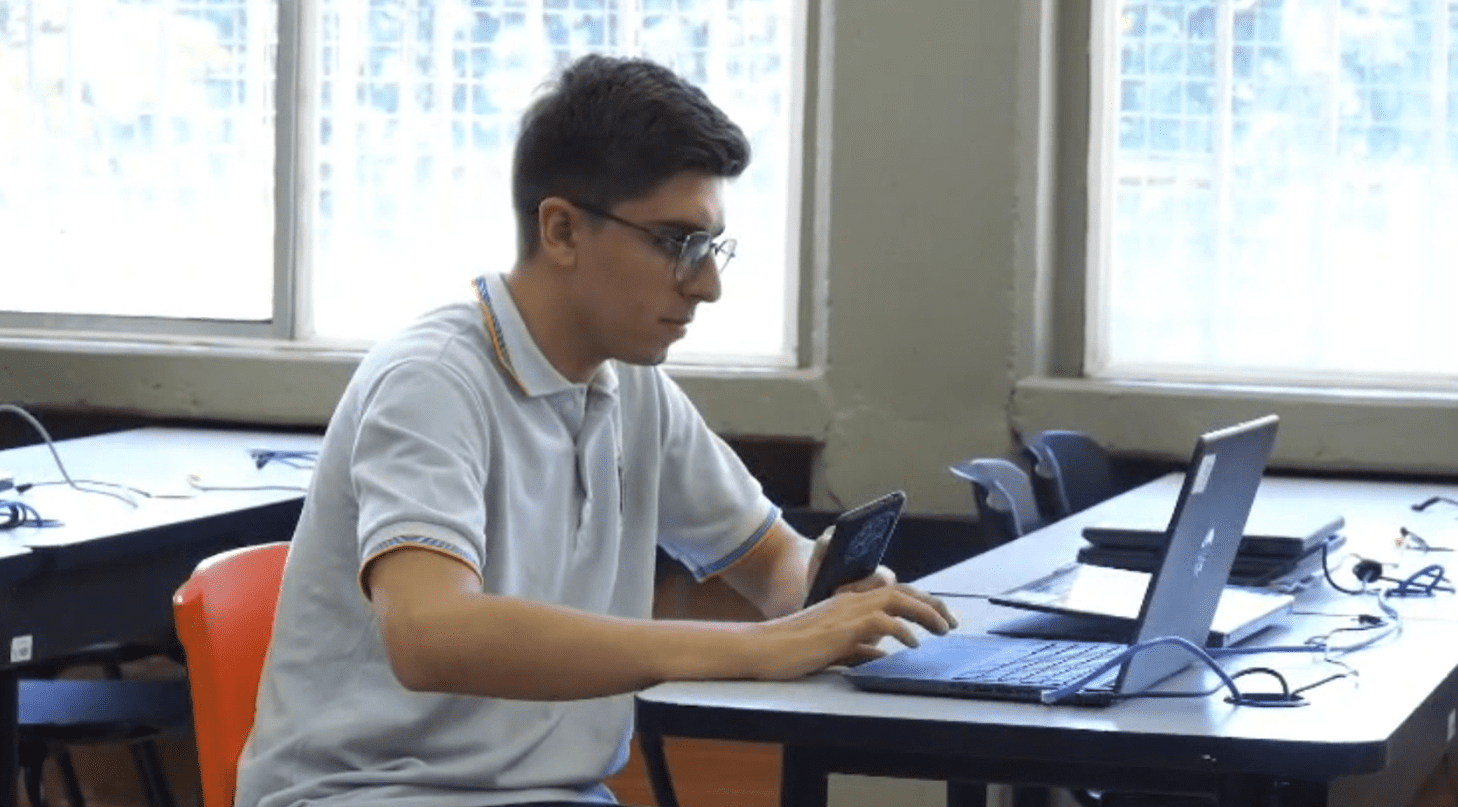 Un joven de Medellín llevará la bandera de Colombia hasta China con su talento por la tecnología
