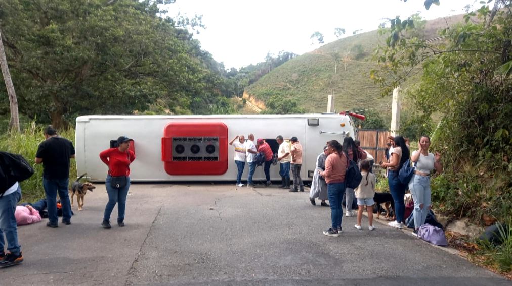 Un muerto y 2 heridos dejó el volcamiento de un bus en Yolombó ...
