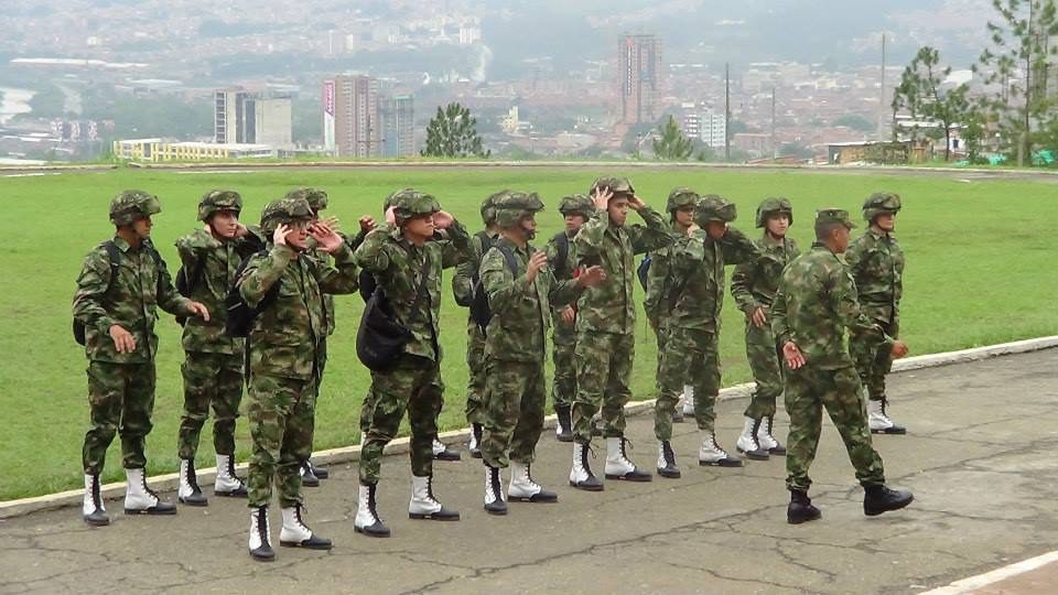 Un soldado disparó contra sus compañeros y dejó a 3 de ellos heridos en el batallón de Bello