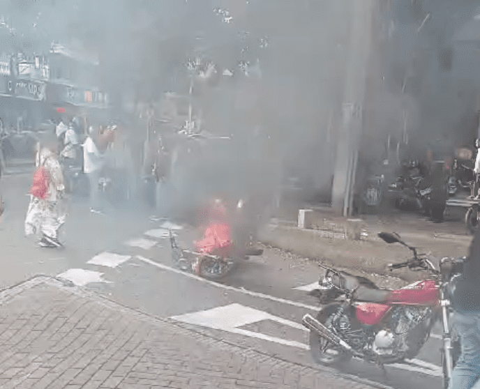 Una moto quemada y dos capturados dejó un caso de fleteo en Belén