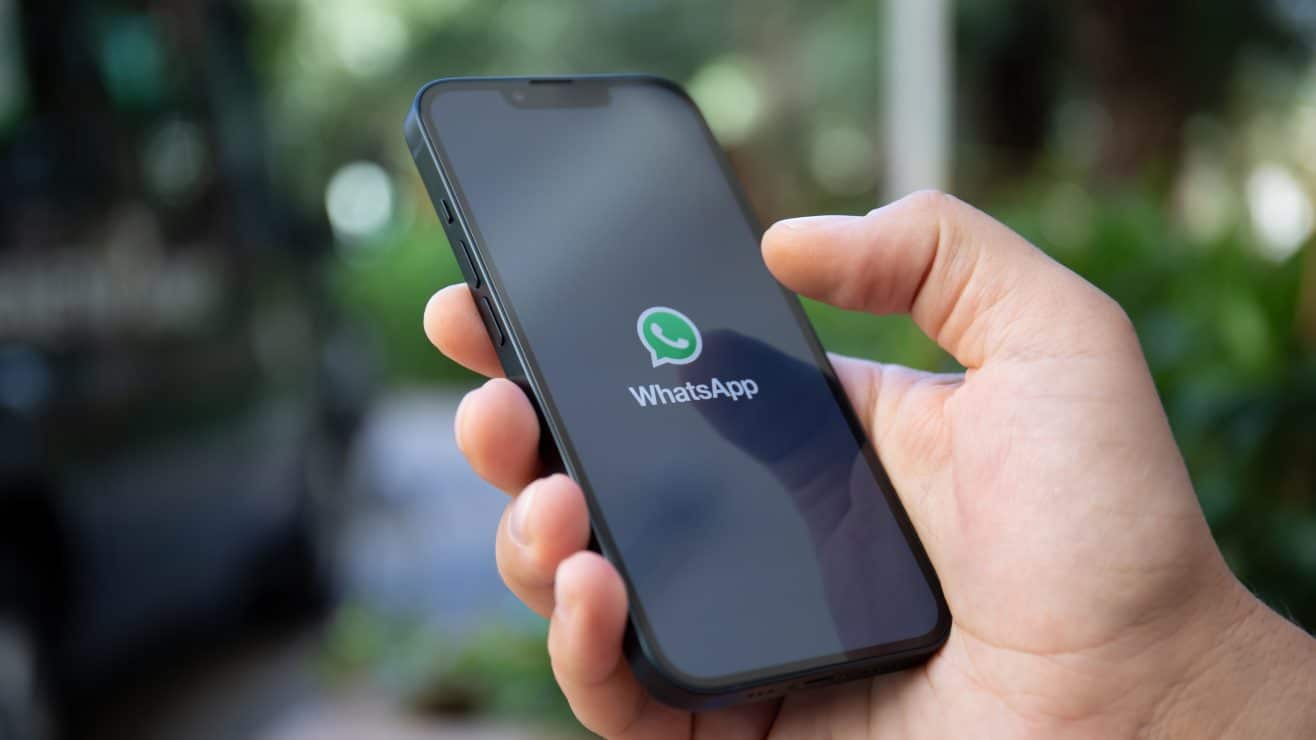 Descubre cómo vaciar la papelera de WhatsApp y liberar espacio en tu celular. Guía rápida para evitar saturación y mejorar el rendimiento del dispositivo.