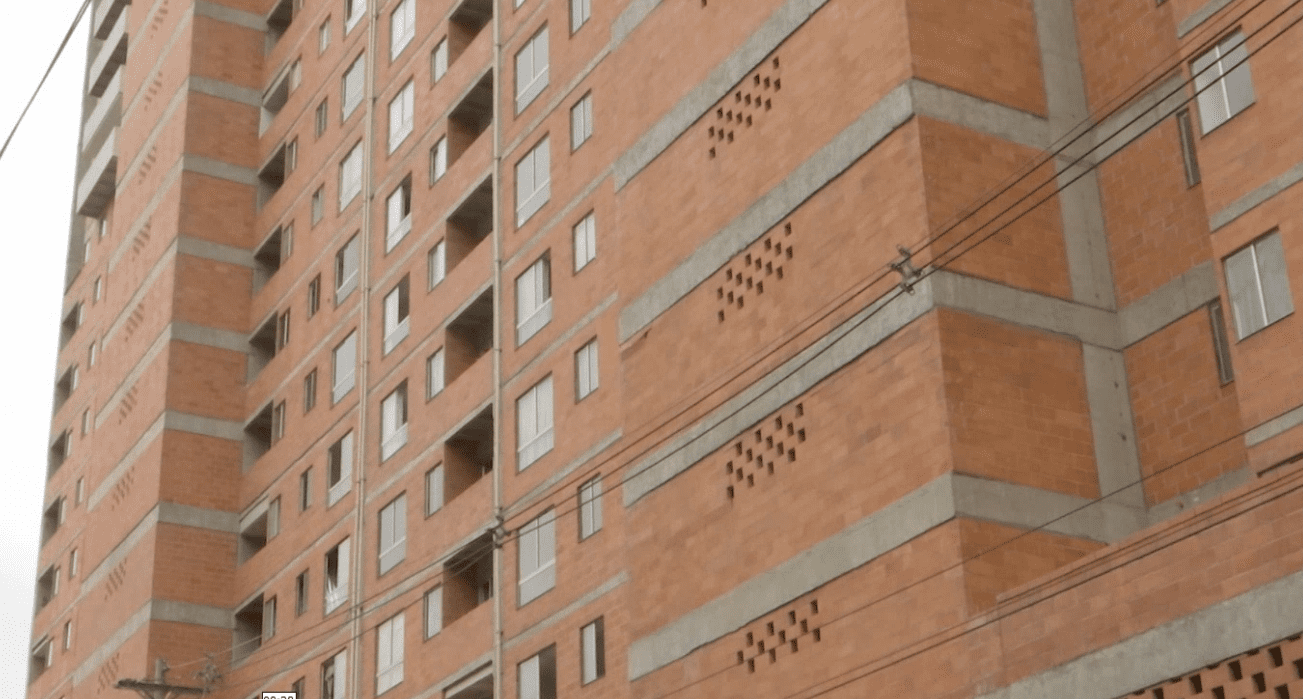 Vecinos realizaron plantón para rendir homenaje a la niña que cayó de un piso 24 en Bello