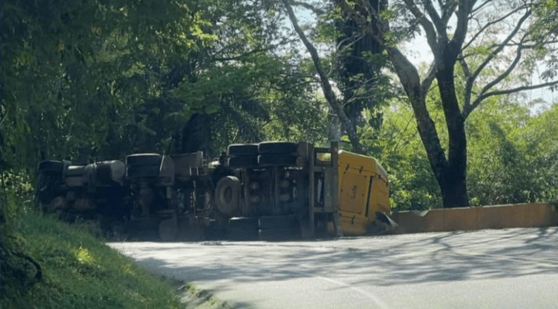 Vehículo que transportaba gas natural de EPM se accidentó en vía a La Pintada