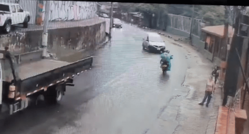 [Video] Accidente de tránsito en La Estrella dejó 3 personas heridas