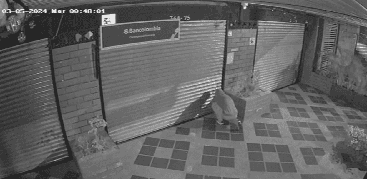 [Video] Así fue el robo de un local comercial en Laureles durante la madrugada