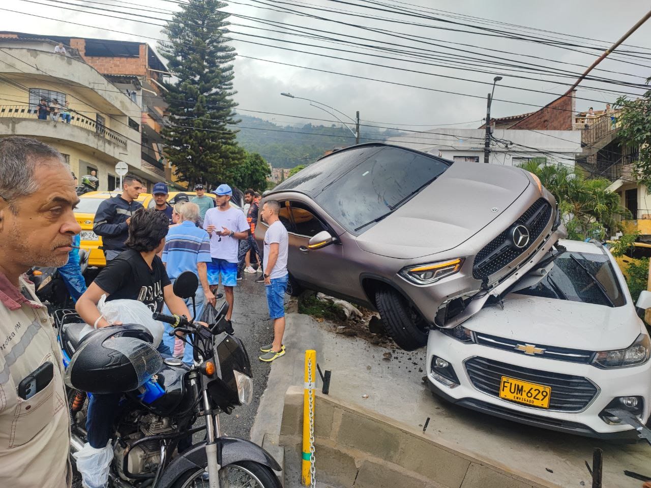 [Video] Conductora de una camioneta termina encima de otro carro en Manrique