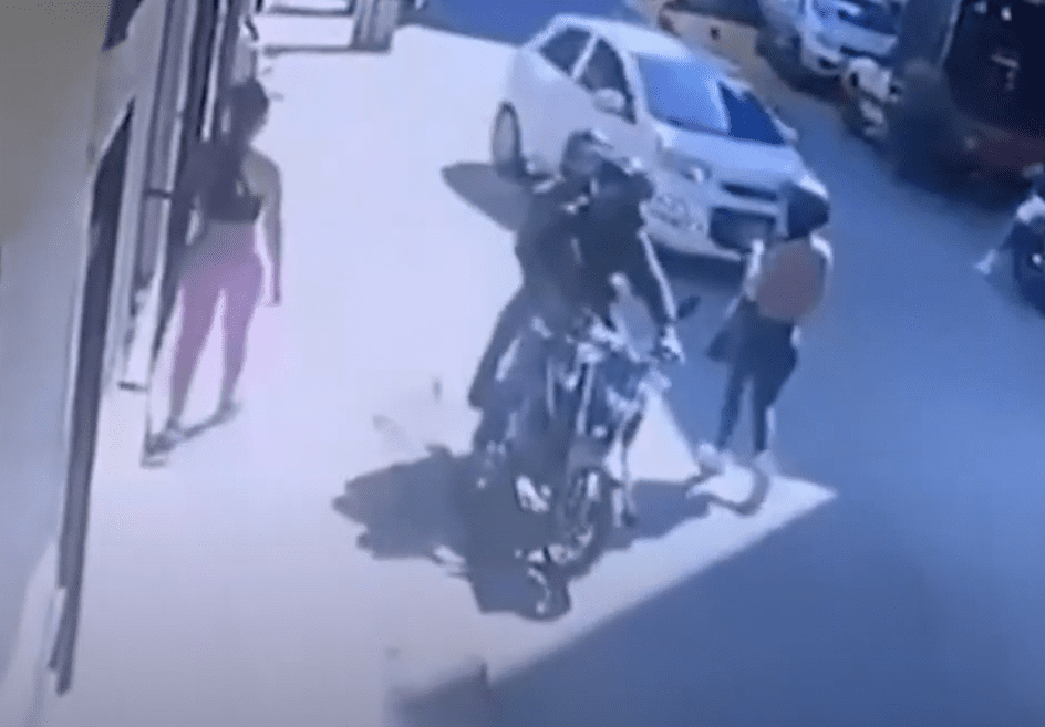 [Video] Conductores atropellaron a dos fleteros en Caldas