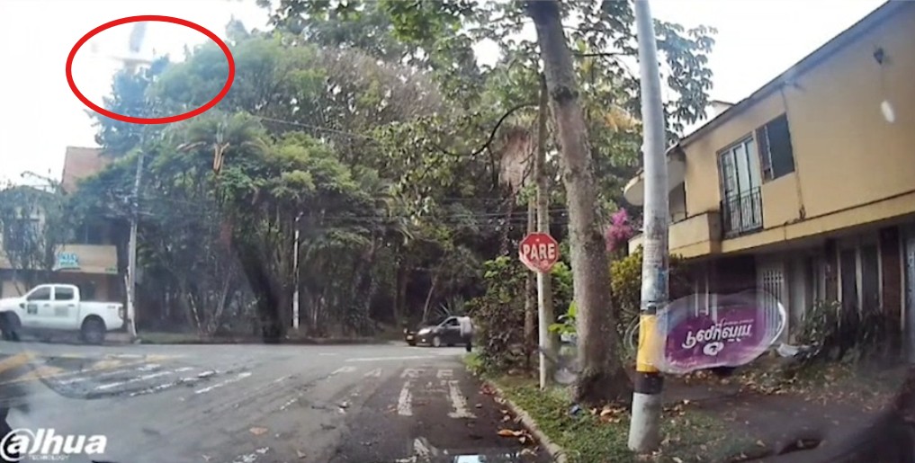 Video muestra el momento exacto en que aeronave se desploma en parque de Medellín