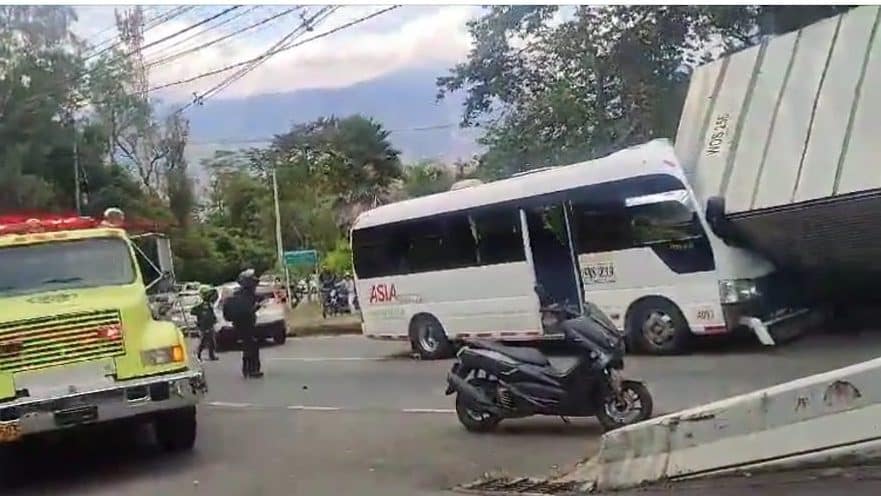Dos personas atrapadas y al menos siete heridos deja choque de bus y camión en Los Balsos