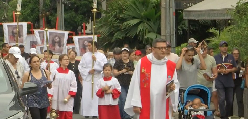Miles de feligreses salen a participar del Viacrucis