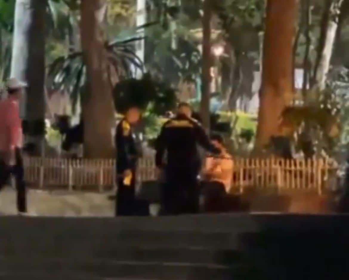 Alcaldía de Copacabana rechaza actos sexuales cometidos por pareja en parque principal