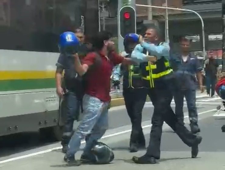 Otro caso de intolerancia en Medellín: motociclista y agente de tránsito se agarran a golpes