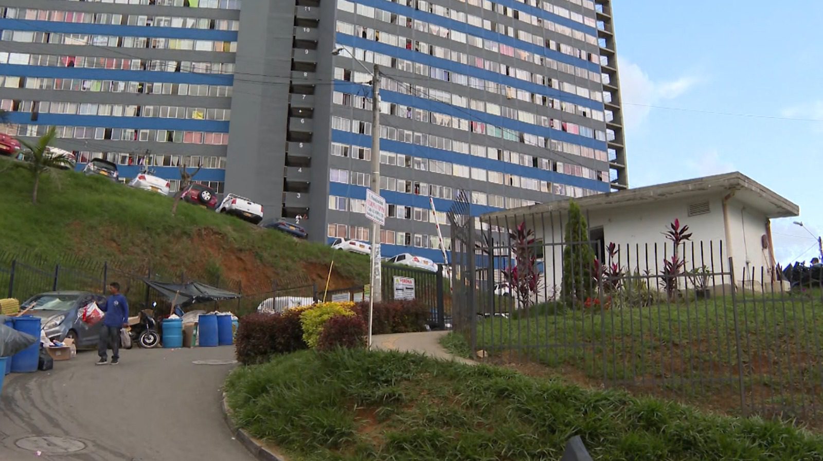 hombre Mujer fue arrojada desde un segundo piso por su pareja sentimental