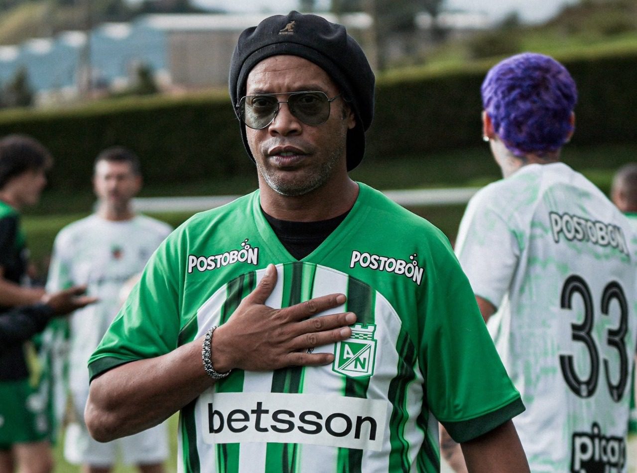 Ronaldinho se puso la camiseta de Atlético Nacional previo al partido de estrellas vs Blessd