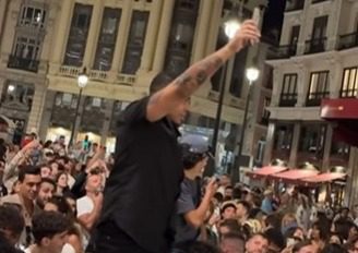 Colombiano devolvió celular a fanático del Real Madrid y se hizo viral