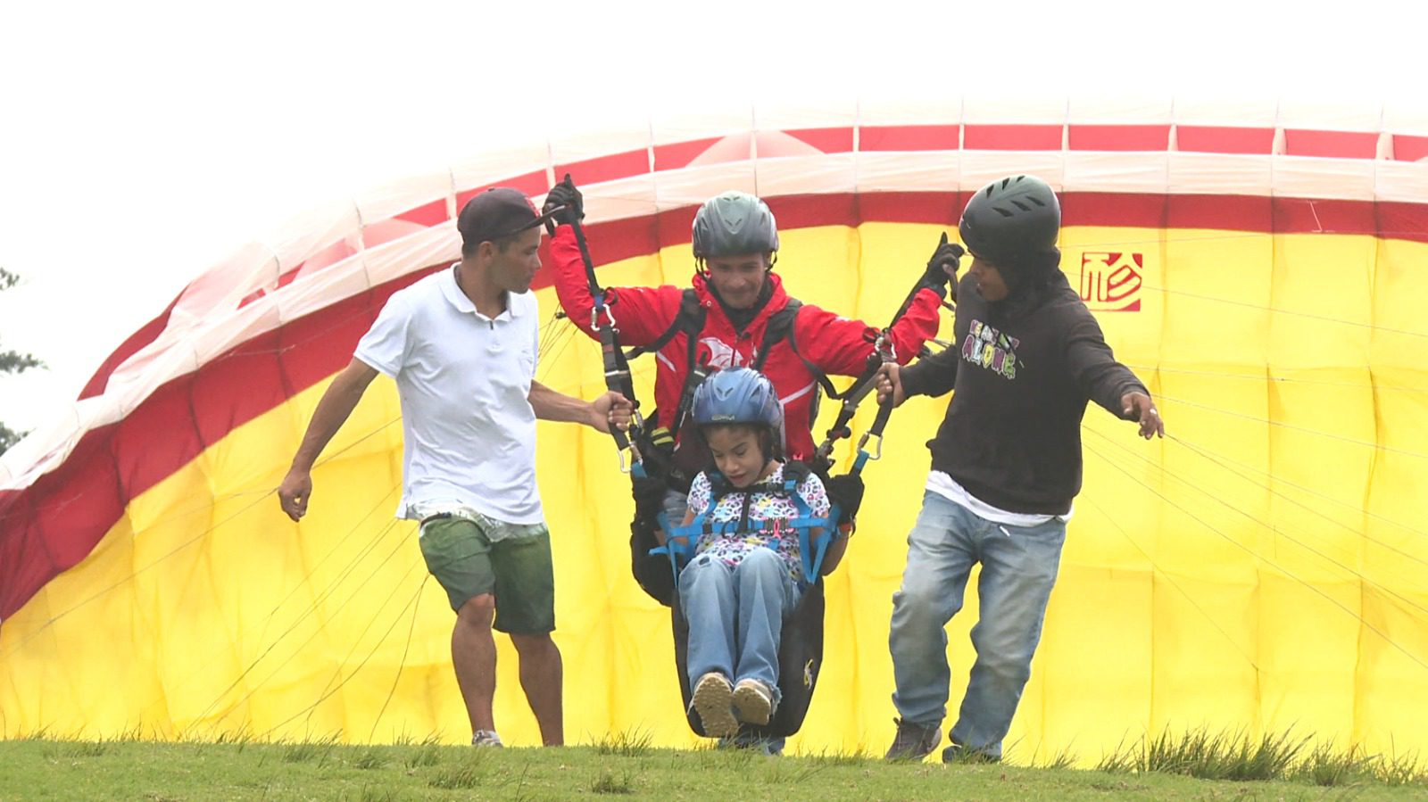 Él es Andrés Gallego, un papá parapentista que aprendió a ser padre y madre a la vez