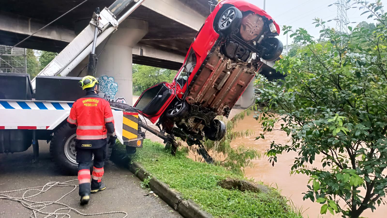 Autoridades reportaron la caída de un vehículo al Río Medellín