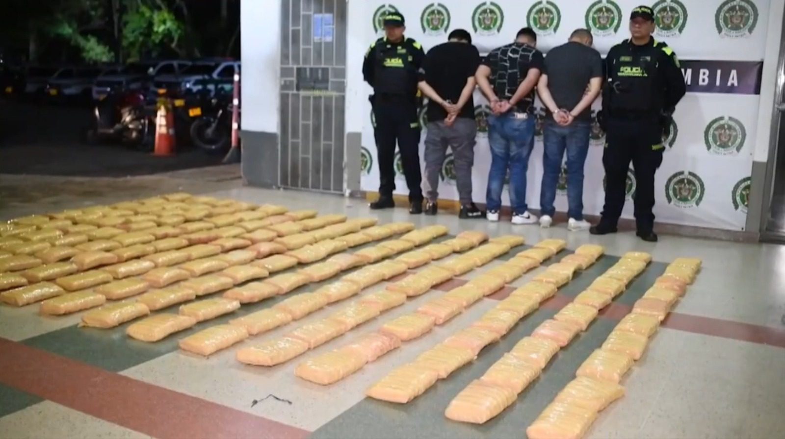 Policía capturó a 3 hombres que llevaban 150 kilos de marihuana en un taxi