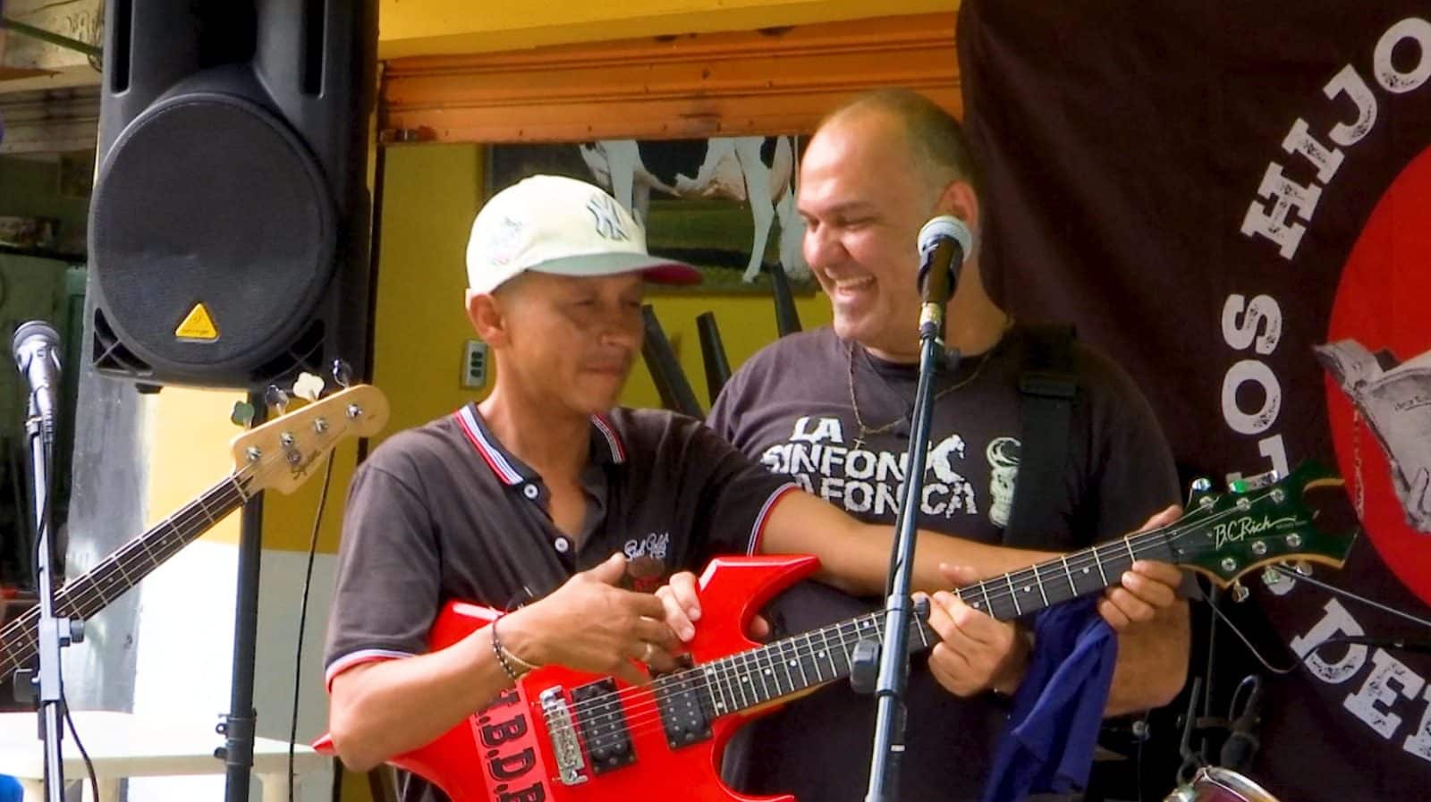 Habitantes de calle recibieron concierto de rock y buñuelos en Medellín