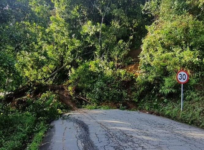 Vías de acceso a Abejorral y Armenia Mantequilla están bloqueadas por deslizamiento de tierra