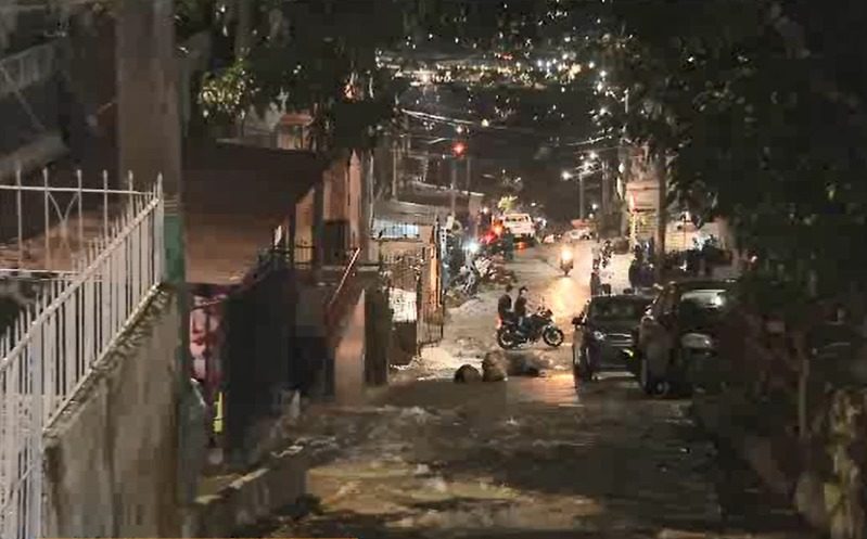 [Video] Quebrada se desbordó en Manrique por fuerte aguacero