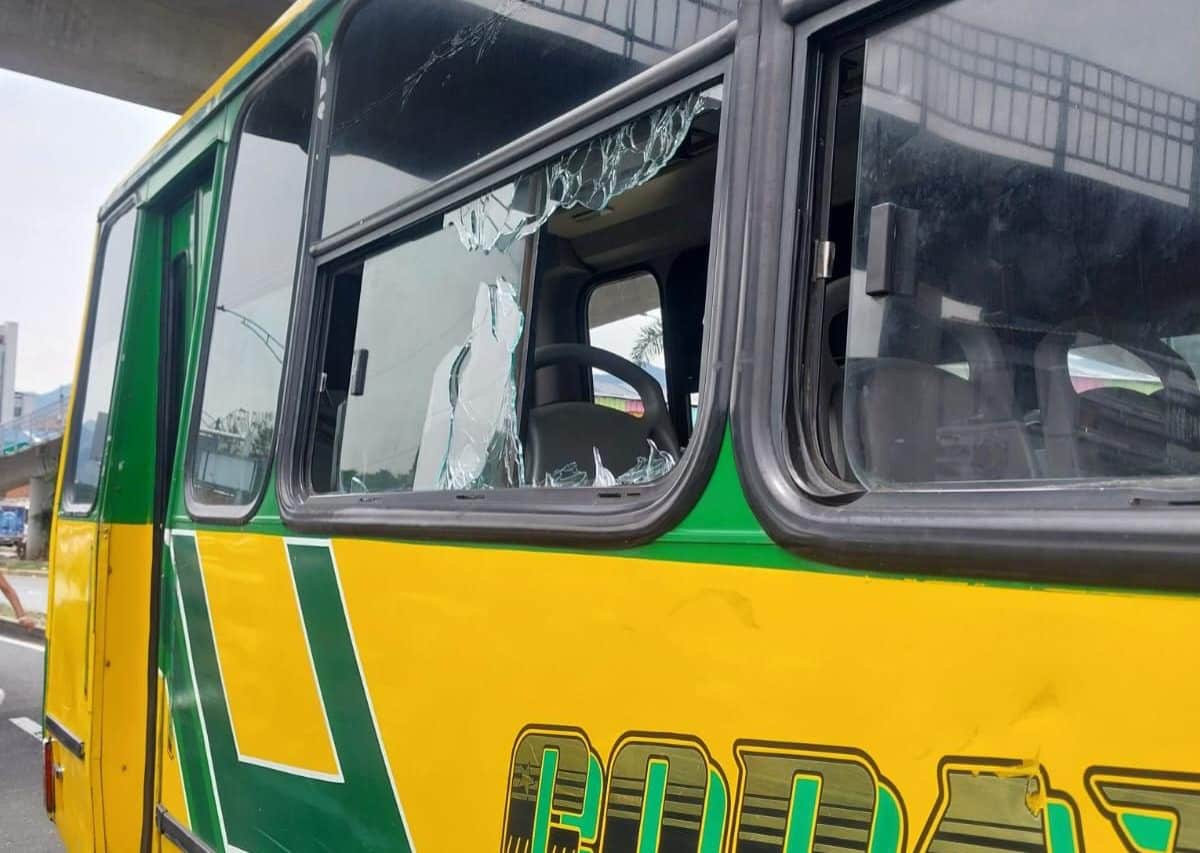Otro bus resultó atacado con una piedra en sector de La Minorista conductor