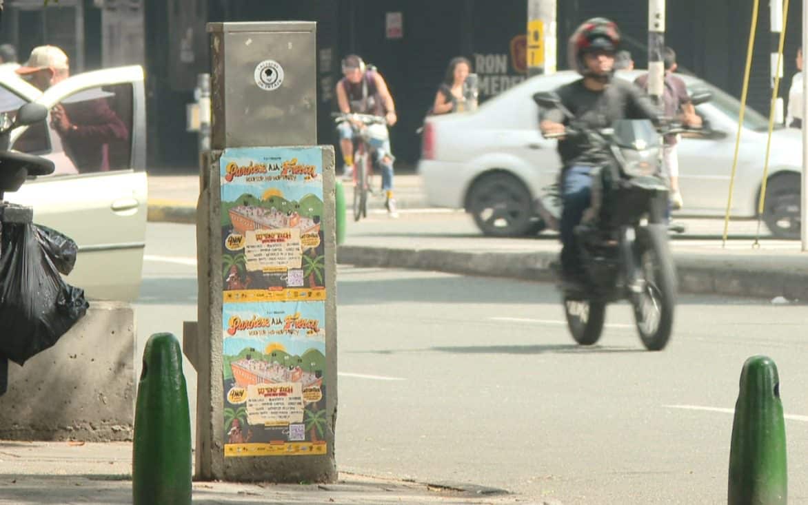 Alertan por publicidad en postes de Medellín: quitarla ha costado 0 millones