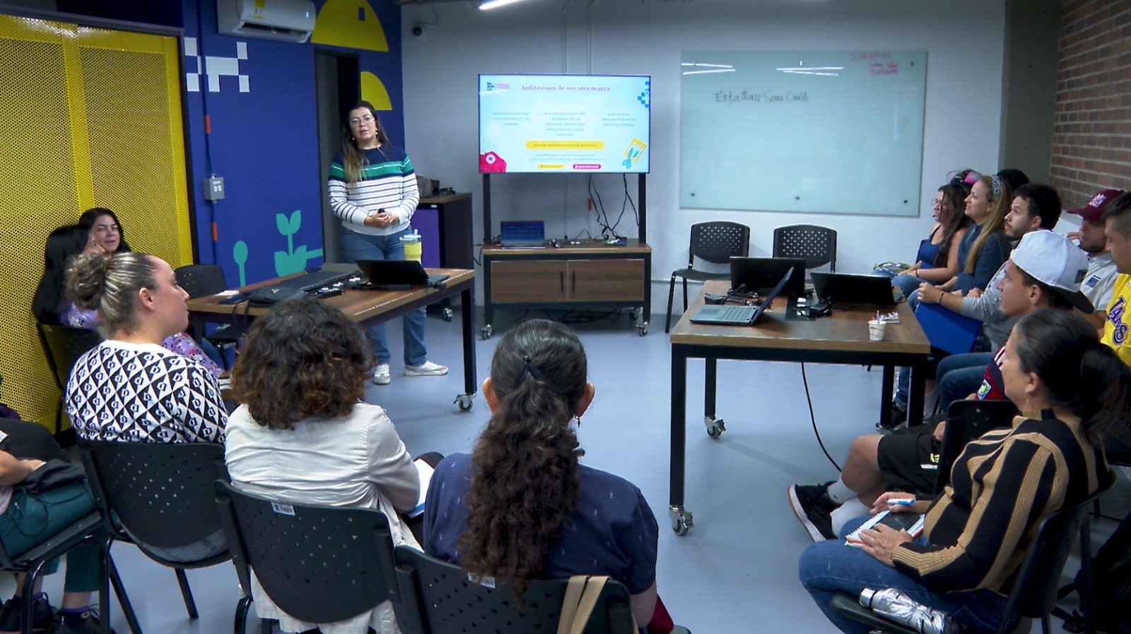 Centros de Emprendimiento y Empleo de Medellín fortalecen más de 20 mil ideas de negocio