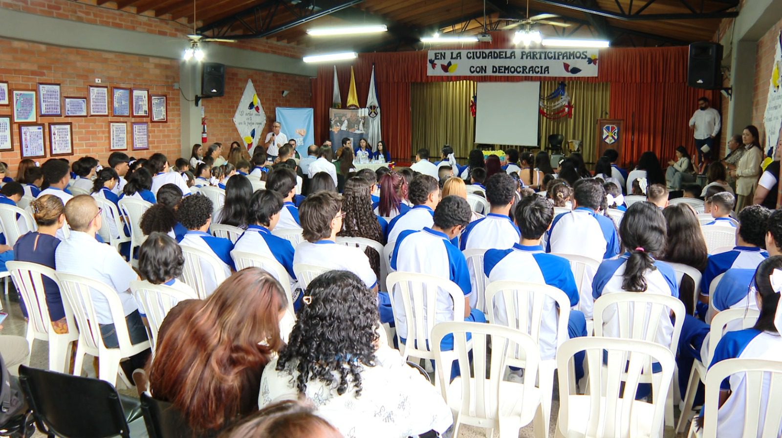Colegios públicos y privados de Medellín celebran jornada para elegir representantes