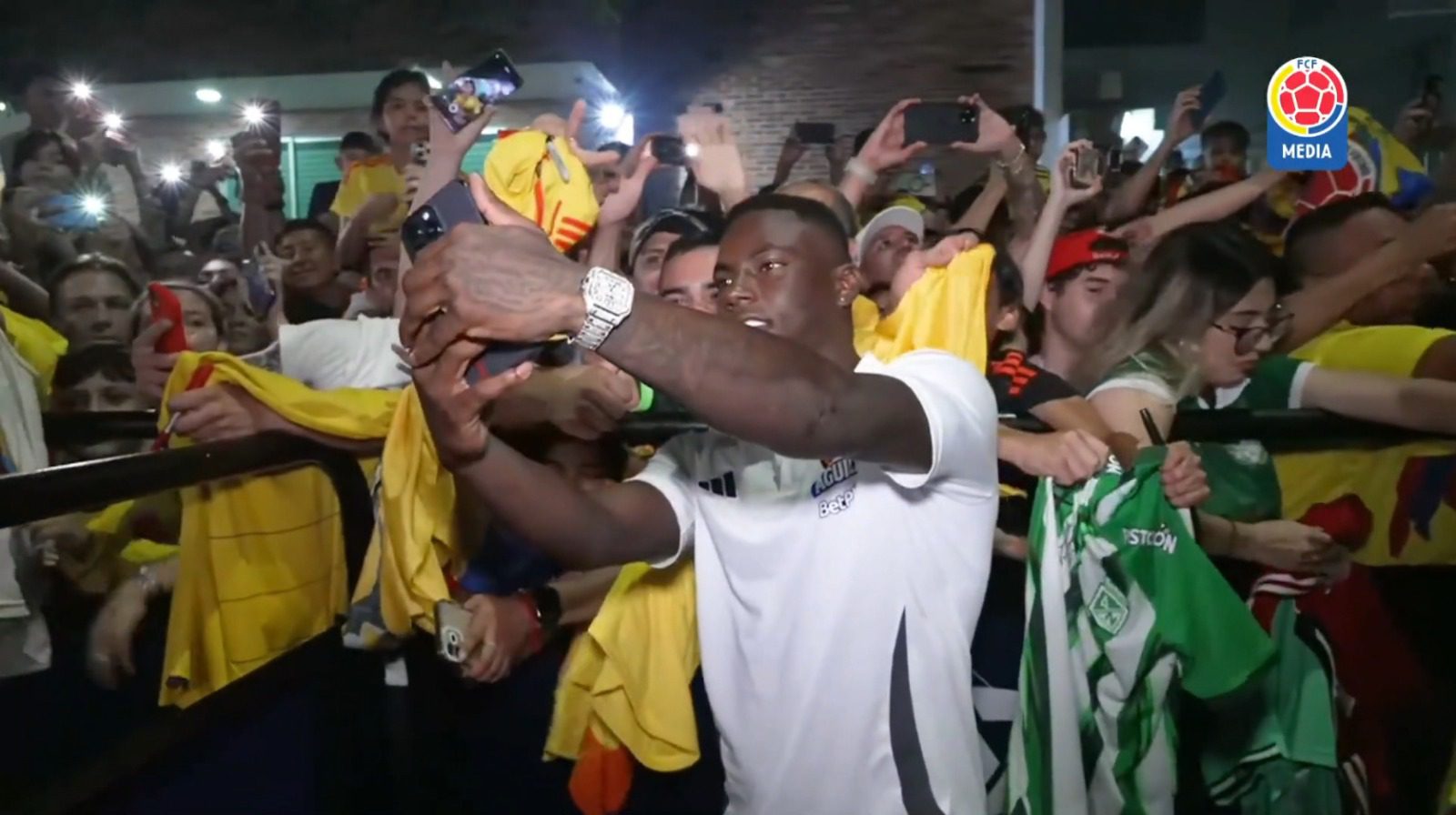 Banderazo tricolor: hinchas vibraron en Barranquilla previo al partido ante Paraguay