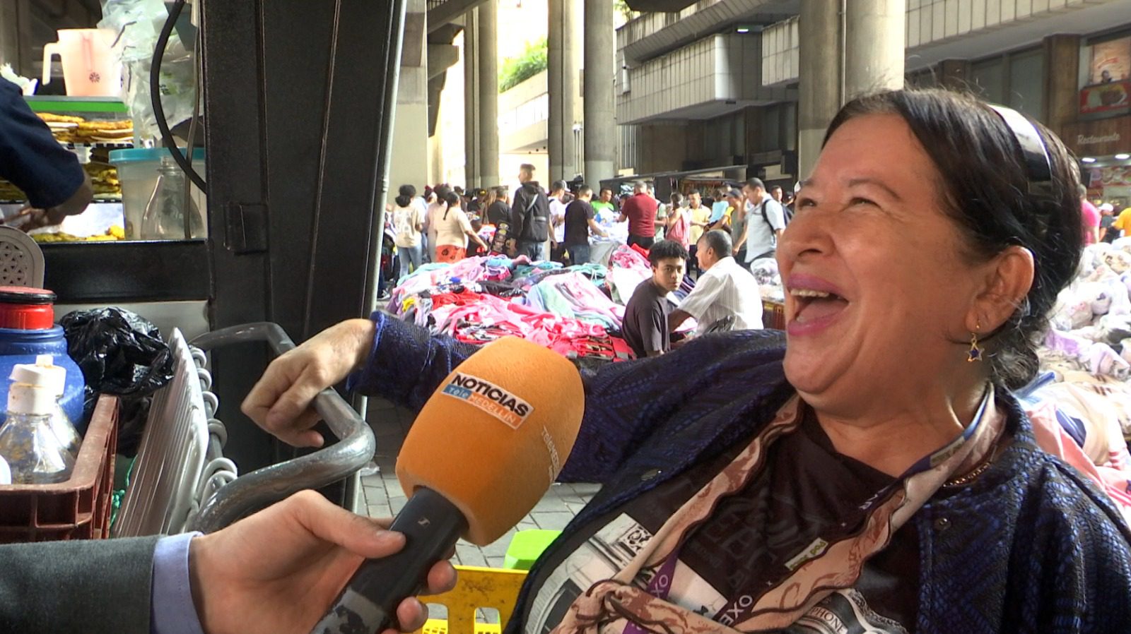 Mujer de 65 años vende más de 1.500 tintos al día en la estación Parque Berrío