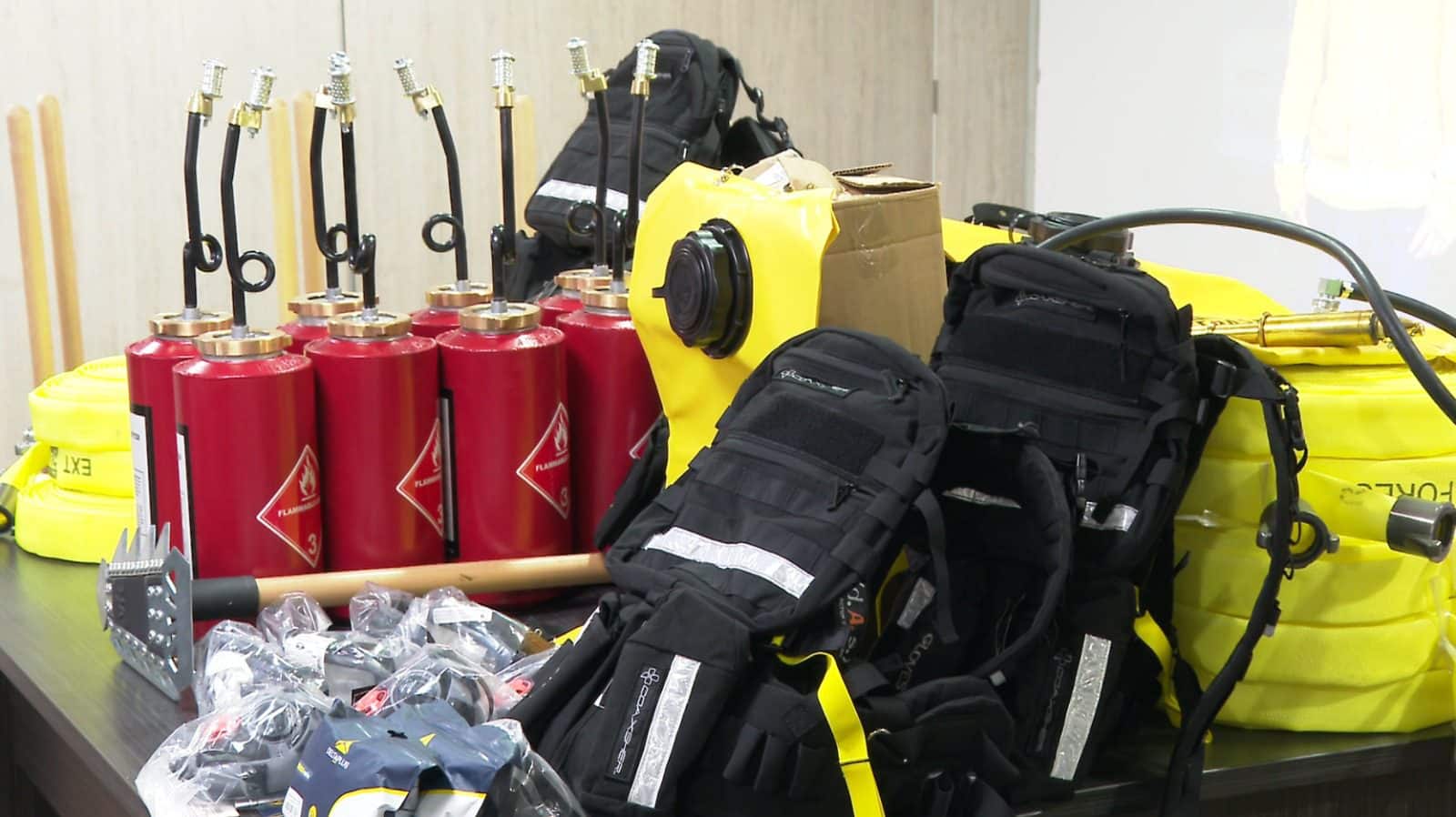 Bomberos del Valle de Aburrá recibieron 800 herramientas para atención de emergencias