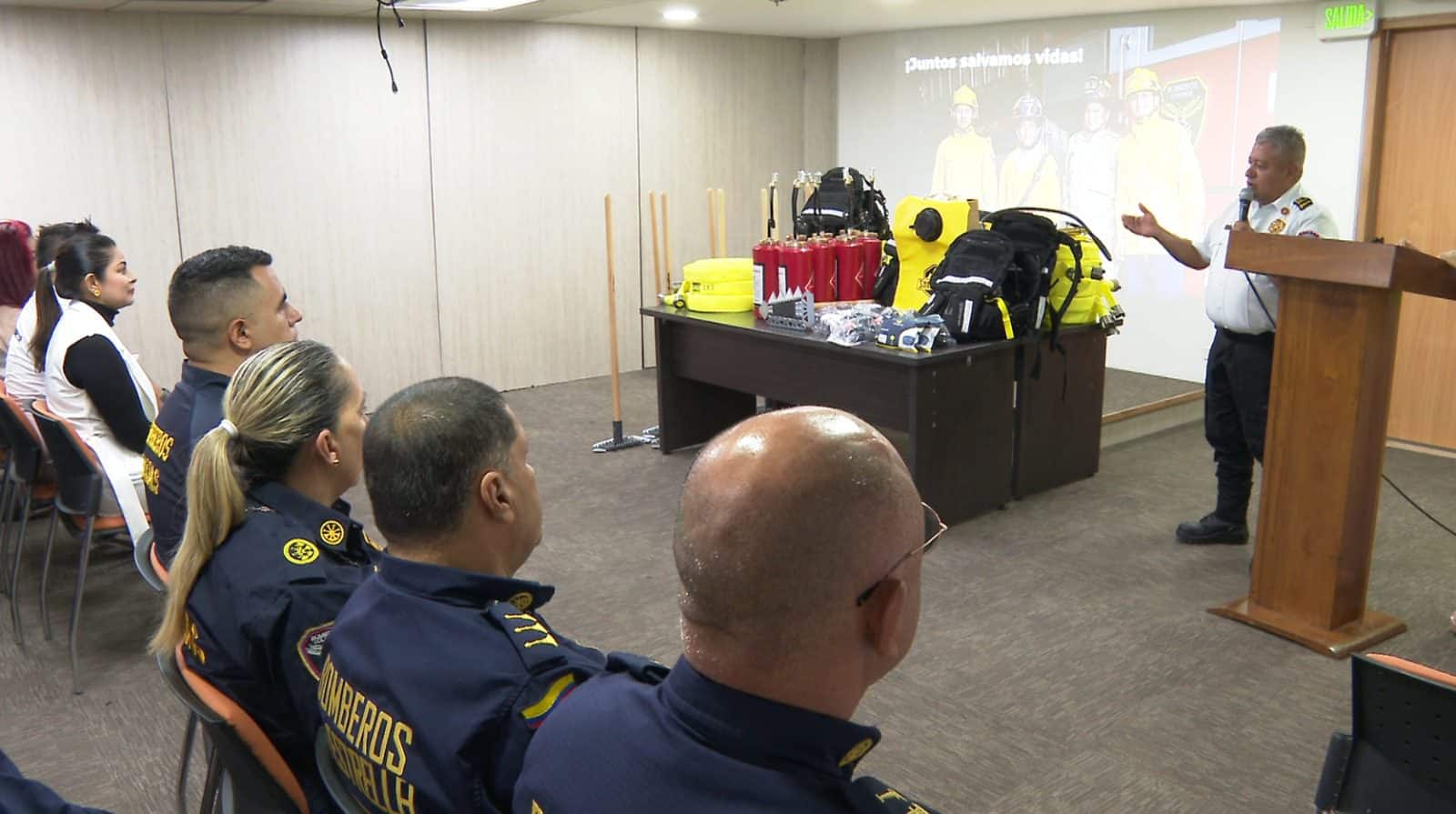 Bomberos del Valle de Aburrá recibieron 800 herramientas para atención de emergencias