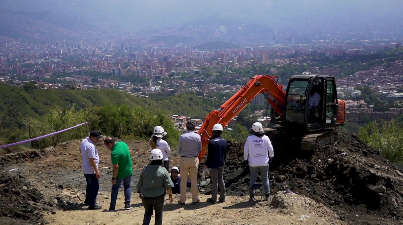 Acuerdan no suspender excavaciones en La Escombrera tras reunión en la comuna 13