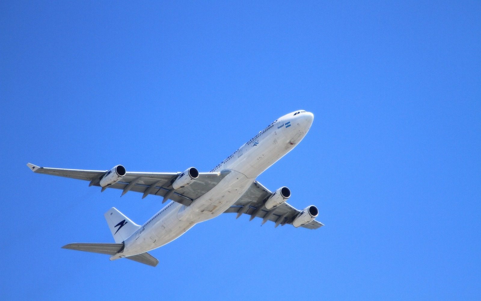 ¿Lo sabía? Piloto explica riesgos por usar el celular en medio de un vuelo