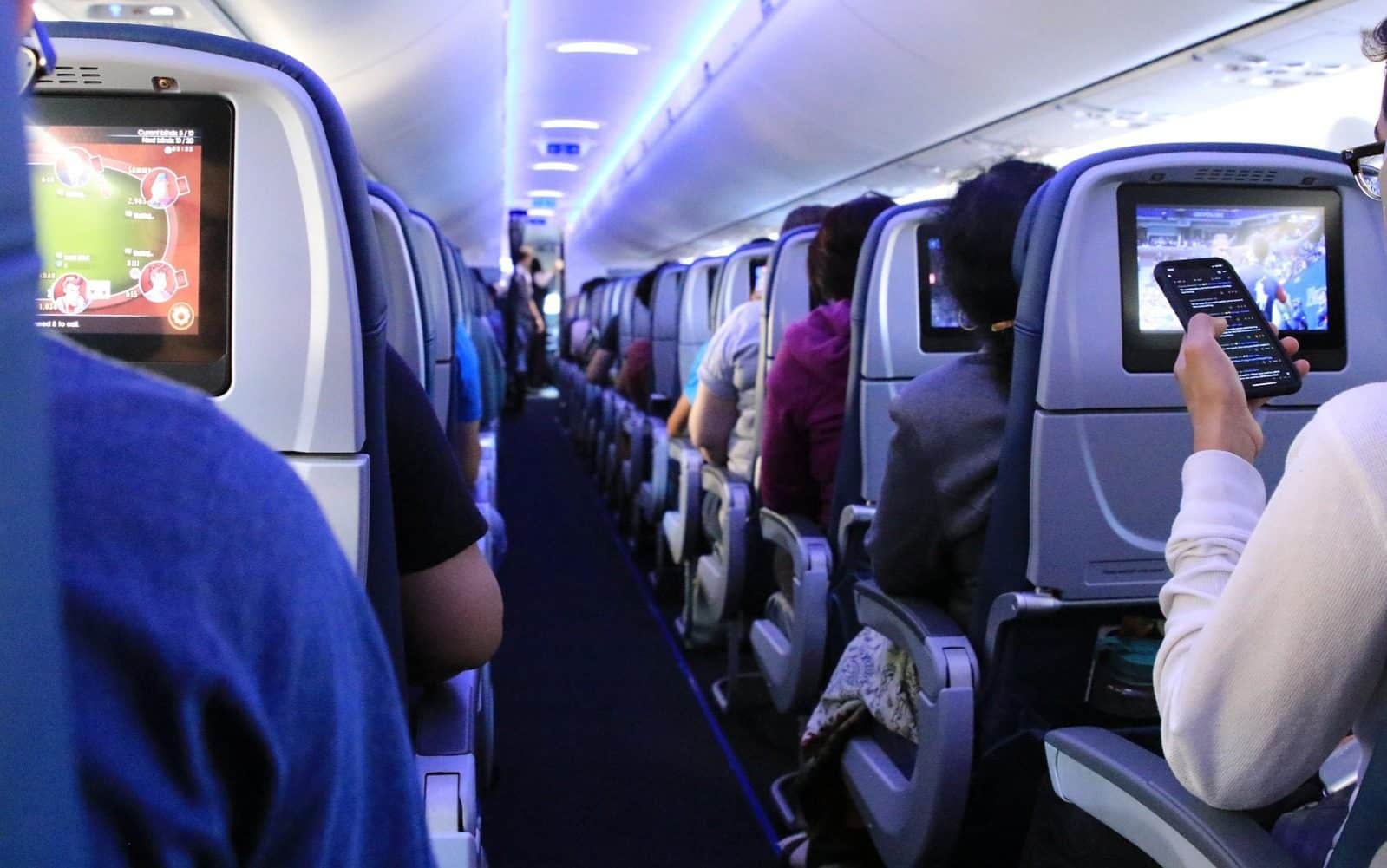 ¿Lo sabía? Piloto explica riesgos por usar el celular en medio de un vuelo