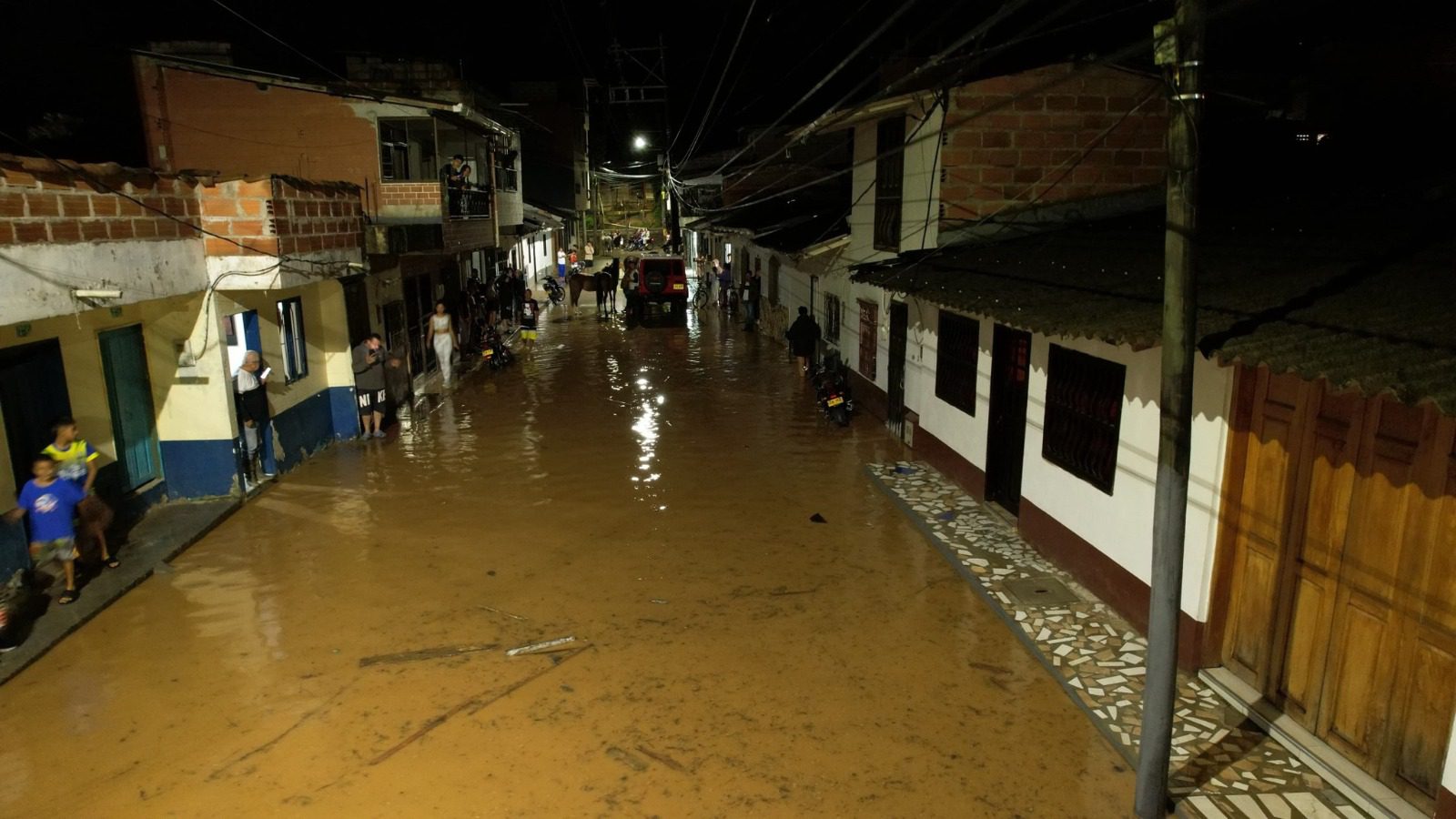 Desbordamiento de quebrada en San Roque tiene a más de 200 familias afectadas
