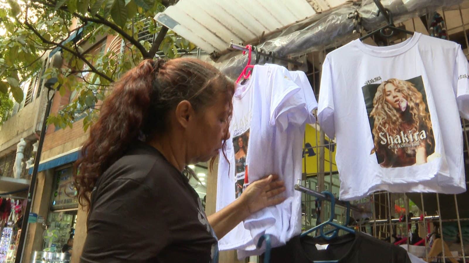 Mujer vendió más de 750 camisetas que tenía desde la cancelación del concierto de Shakira