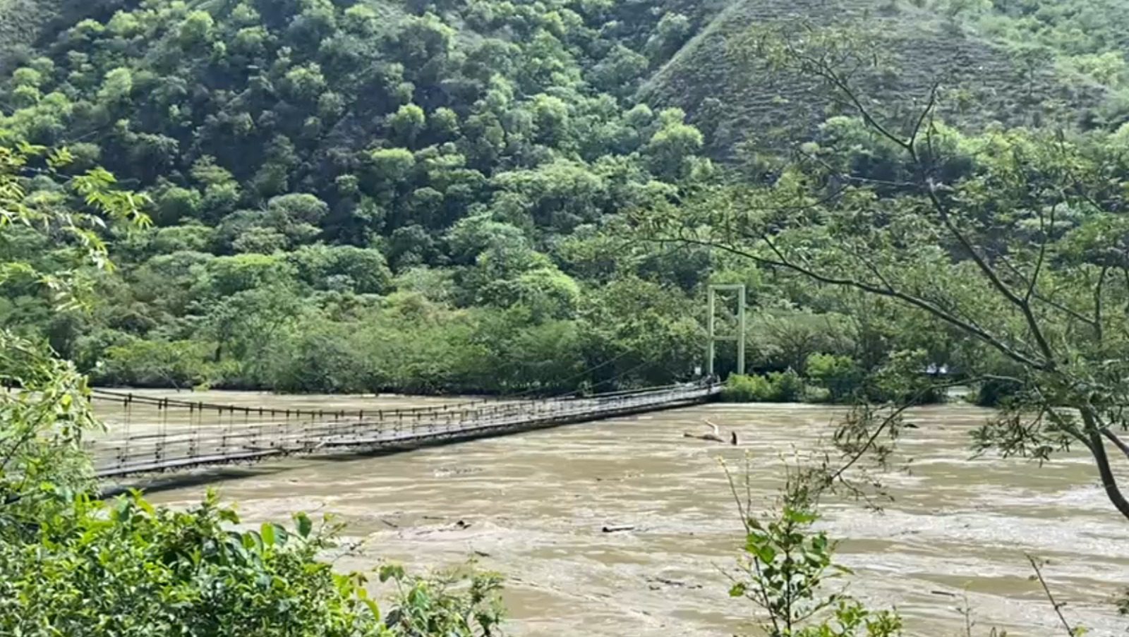 Continúa atención a familias en La Pintada por desbordamiento del río Cauca